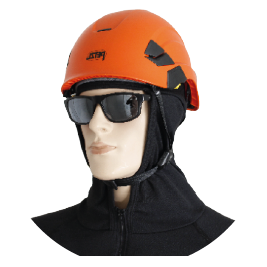 Capuchon HDX3 porté sous un casque de sécurité orange Petzl – stabilité et confort assurés.